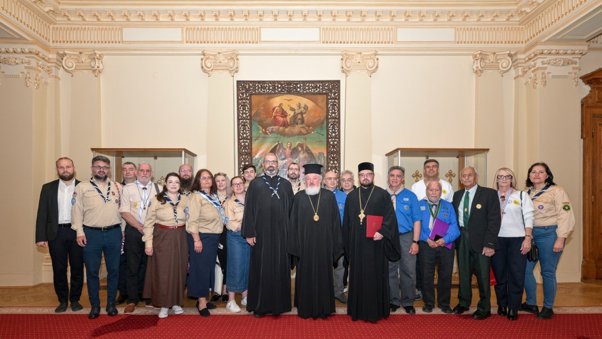 Cercetași creștini ortodocși la Palatul Patriarhiei din București 