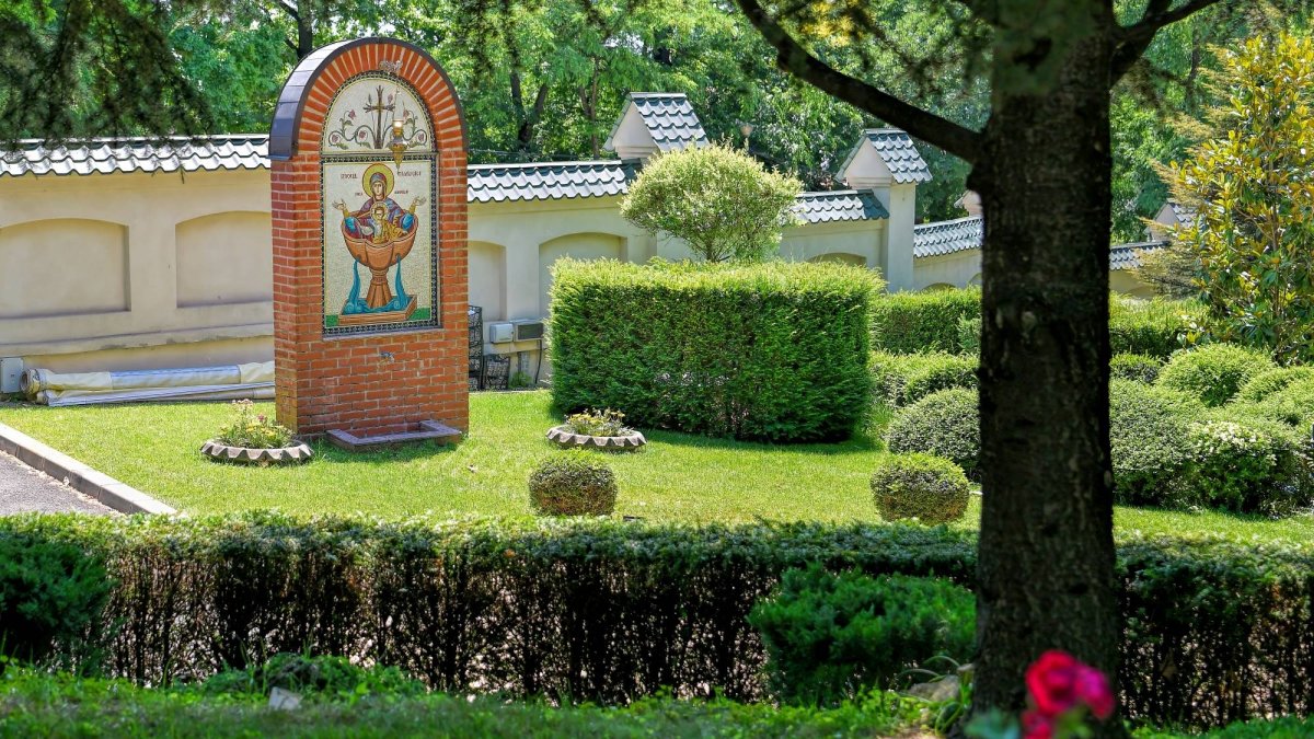Sclipirile Luminii: Parcul „Grădina Maicii Domnului” al Reşedinţei Patriarhale din Bucureşti