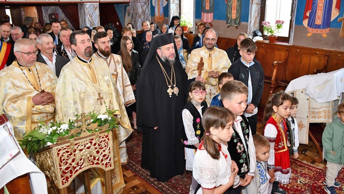 Două parohii vizitate de Episcopul Caransebeșului