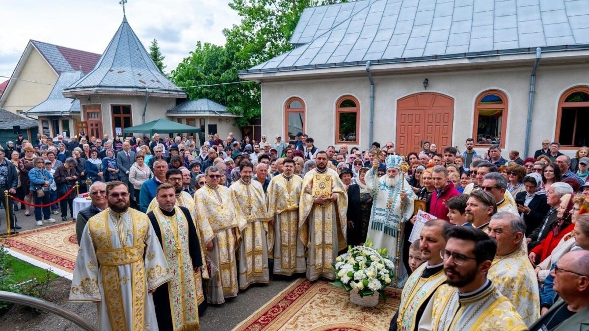 Sfințirea noilor clopote la Biserica „Sfinții Împărați Constantin și Elena” din Bacău
