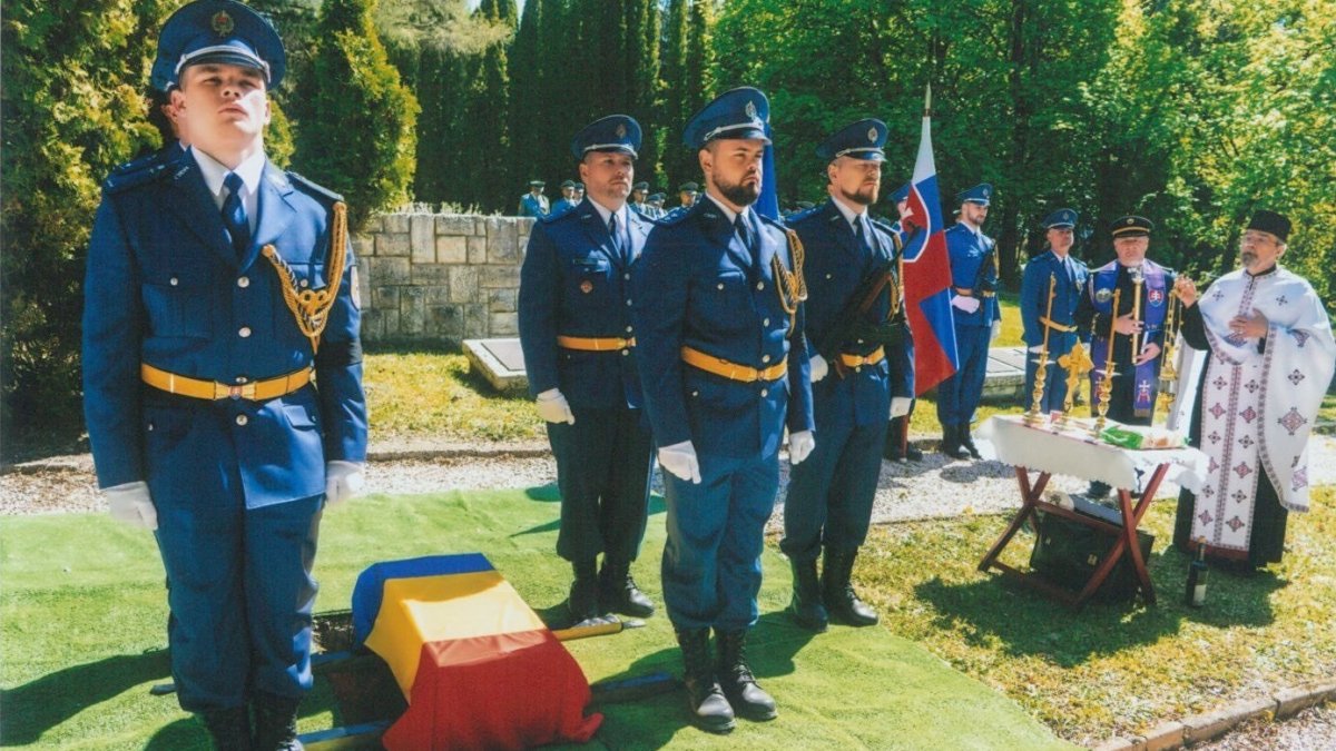 Reînhumarea osemintelor unui soldat român necunoscut în Cimitirul din Zvolen