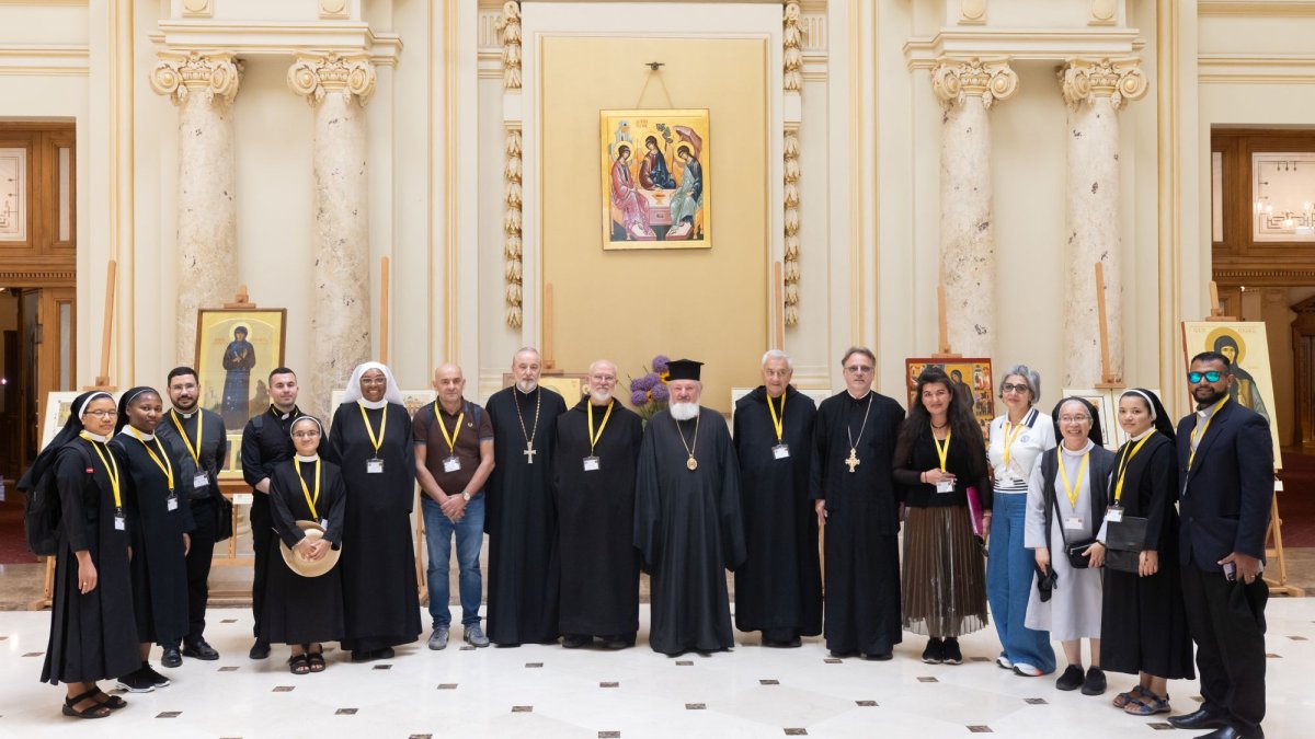 Pelerini ortodocși și catolici în vizită la Palatul Patriarhiei
