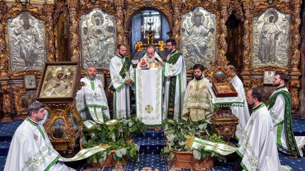 Ziua Cincizecimii marcată prin rugăciune arhierească la Roman