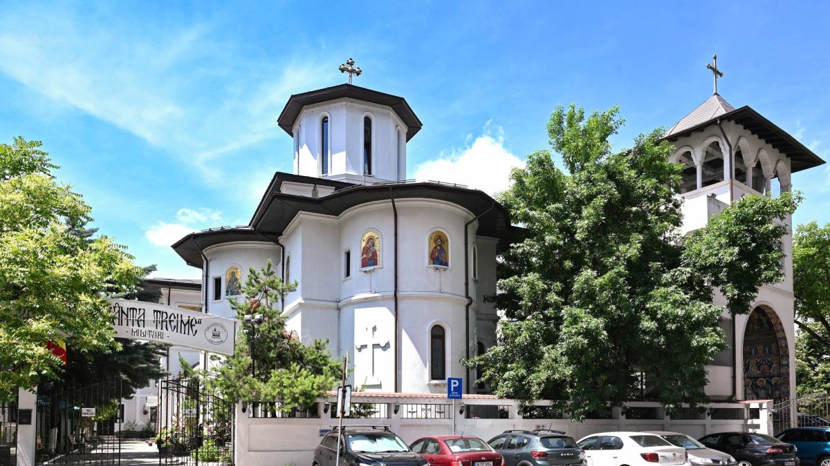 Sclipirile Luminii: Biserica „Sfânta Treime”-Militari din Bucureşti