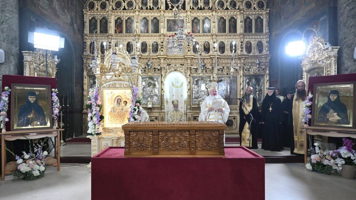 Sfintele Cuvioase Filofteia și Elisabeta de la Pasărea - monahii mult rugătoare, milostive şi făcătoare de minuni