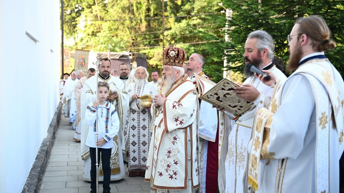 Resfințirea Bisericii „Sfinții Apostoli Petru și Pavel” din Runcu Salvei