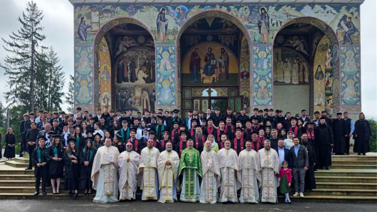 Curs festiv al absolvenților Seminarului Teologic de la Mănăstirea Neamț