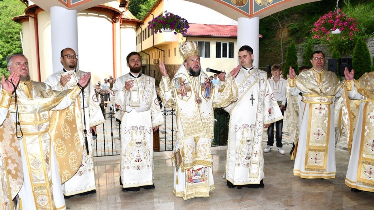 Mănăstirea Piatra Scrisă a îmbrăcat haine de sărbătoare