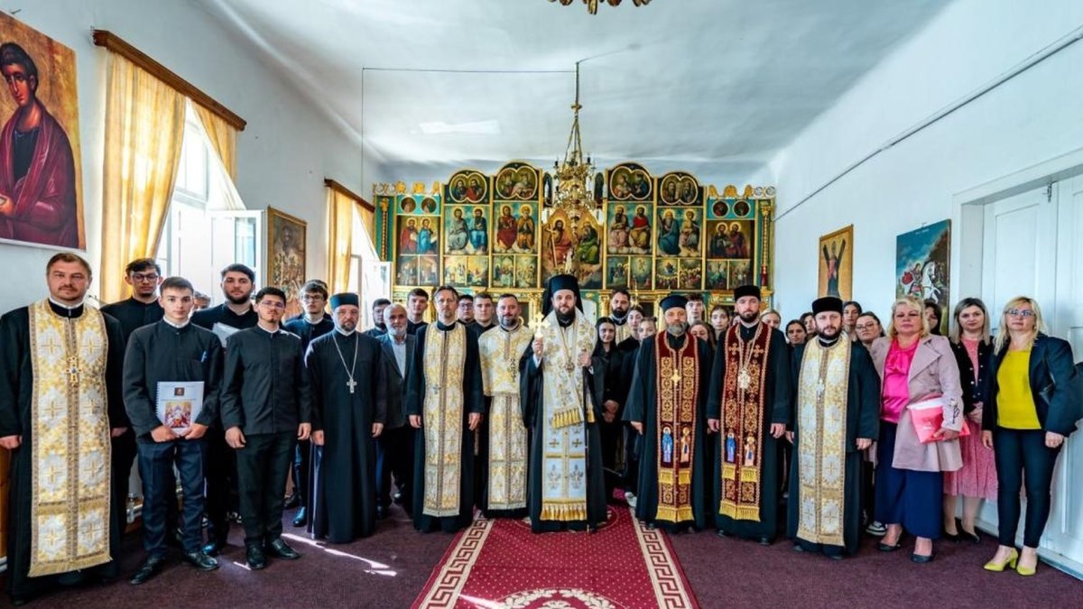 Binecuvântare arhierească pentru elevii teologi romașcani
