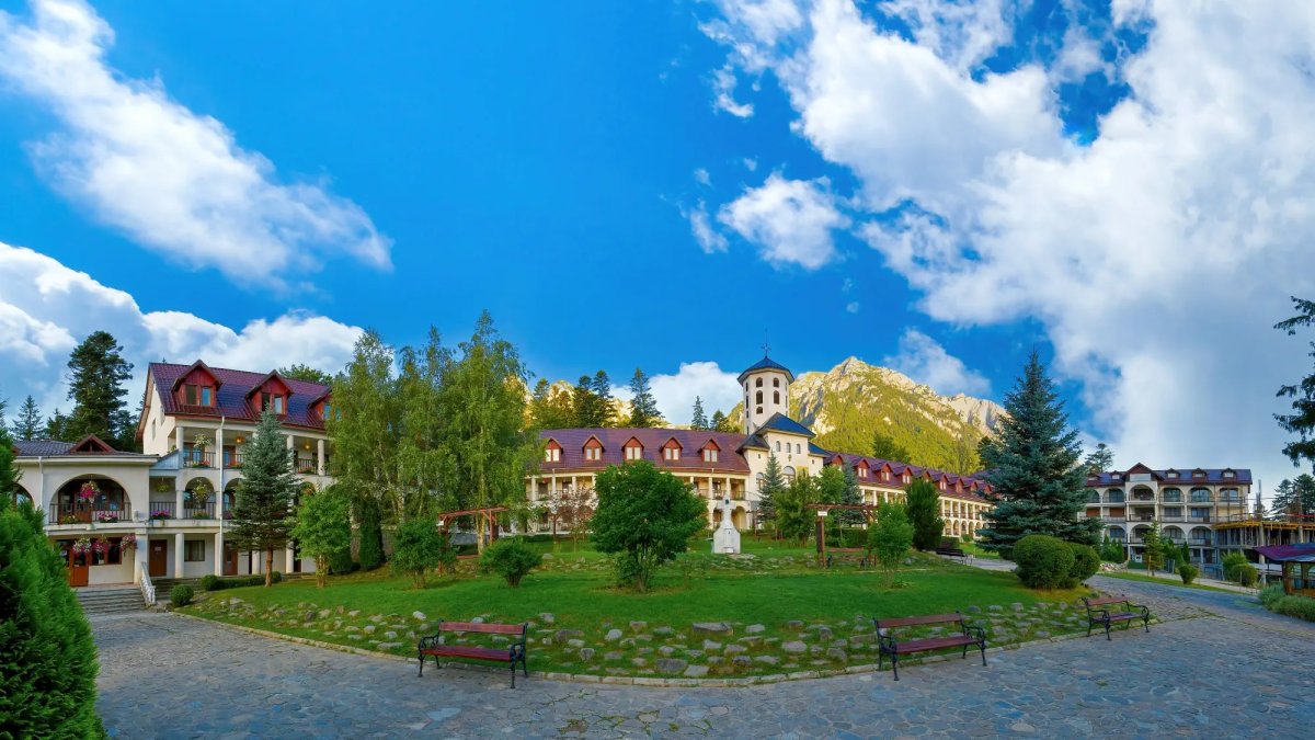 Sclipirile Luminii: Mănăstirea Caraiman din judeţul Prahova