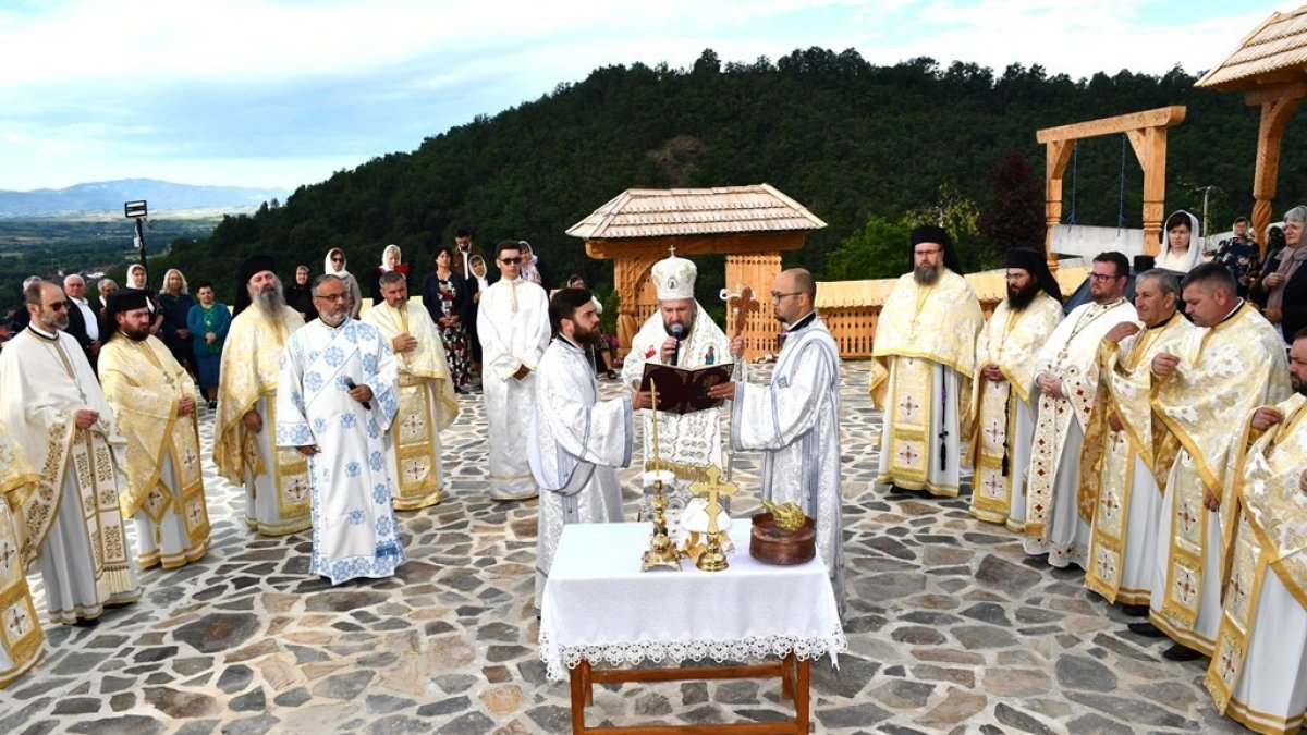 A fost sfinţită biserica Schitului „Sfinții Români”-Borloveni din Banat