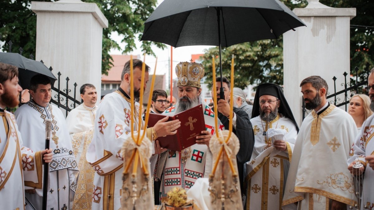 Târnosirea bisericii din Gătaia