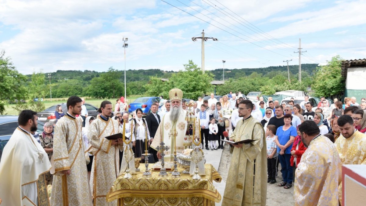 O nouă biserică sfinţită în Arhiepiscopia Râmnicului