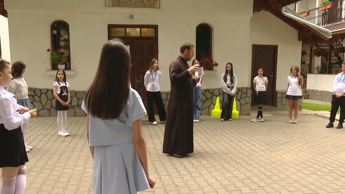 Atelier în cadrul proiectului „Centrul de activități cu tineretul «Sfântul Ilie Tesviteanul»”