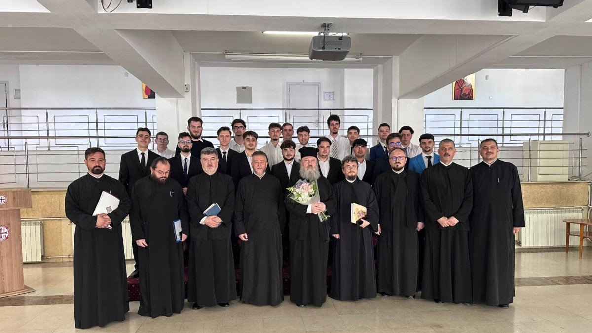 Coronițe cu lauri la Seminarul Teologic Ortodox din București
