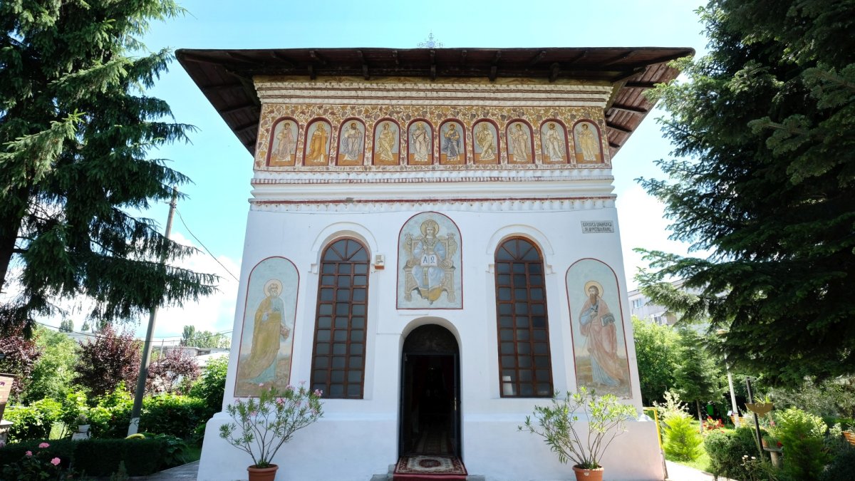 Florile credinței într-o grădină domnească