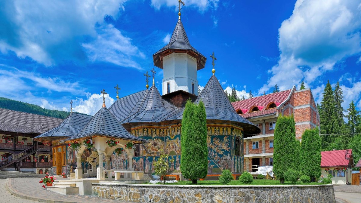 Sclipirile Luminii: Mănăstiri şi biserici din judeţul Neamţ