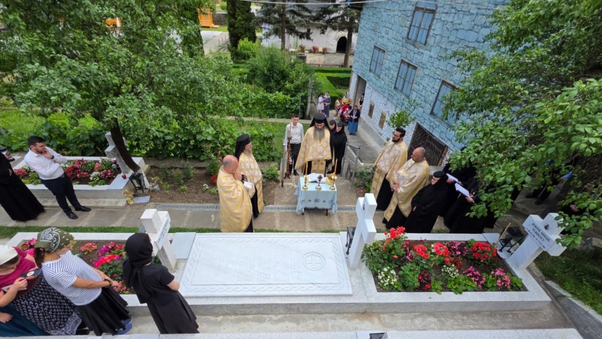 Slujba de binecuvântare a plăcii comemorative și așezarea cinstitelor moaște ale Sfintei Cuvioase Filotimia în biserica mare a Mănăstirii Râmeț