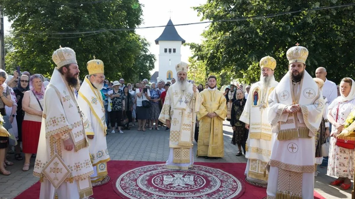 Sobor de ierarhi la hramul Catedralei Episcopale din Huși