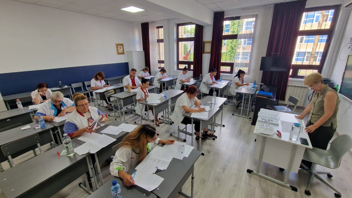 Examen de certificare la Școala sanitară „Sfântul Nectarie” din București