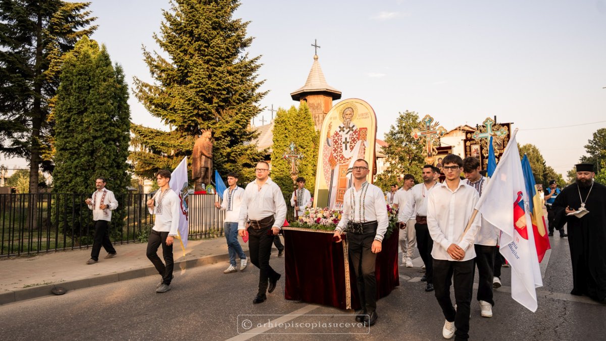 Procesiune cu moaștele Sfinților Ierarhi Leontie și Teodosie la Rădăuți