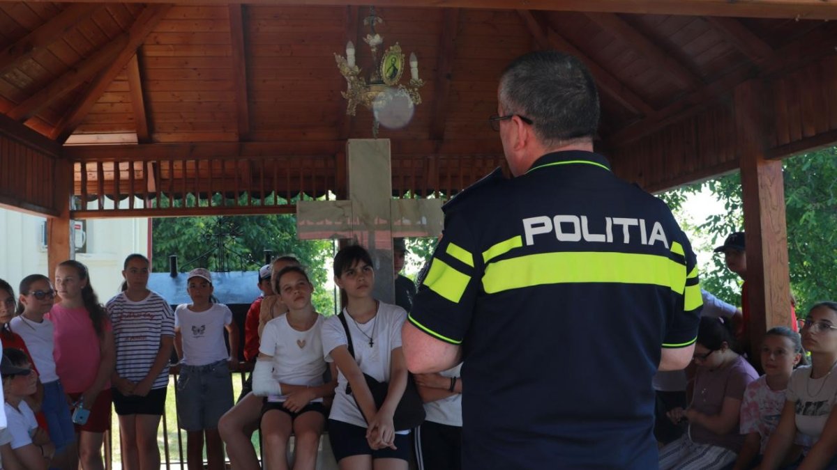 Polițiștii din Iași, în tabăra de vară de la Parohia Horodiștea
