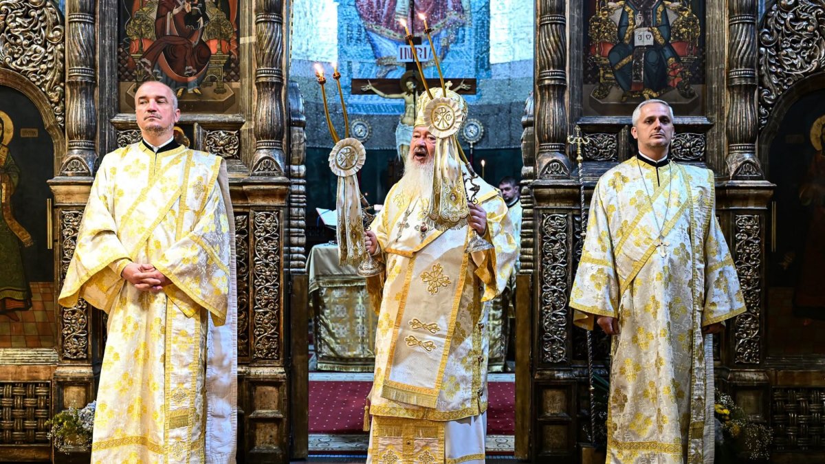Binecuvântare arhierească pentru credincioşi la Catedrala Mitropolitană din Cluj-Napoca