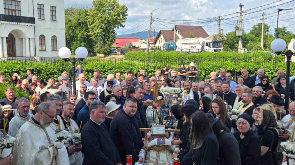 Părintele Vasile Cojocariu, condus pe ultimul drum la Humulești