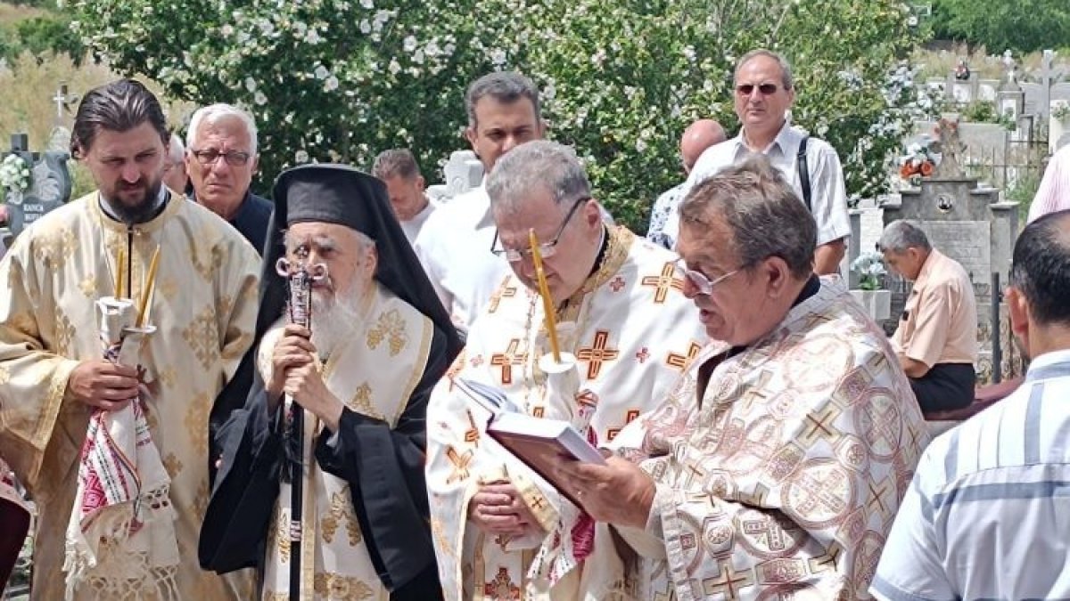 Sfinţirea crucilor unei biserici din Arad