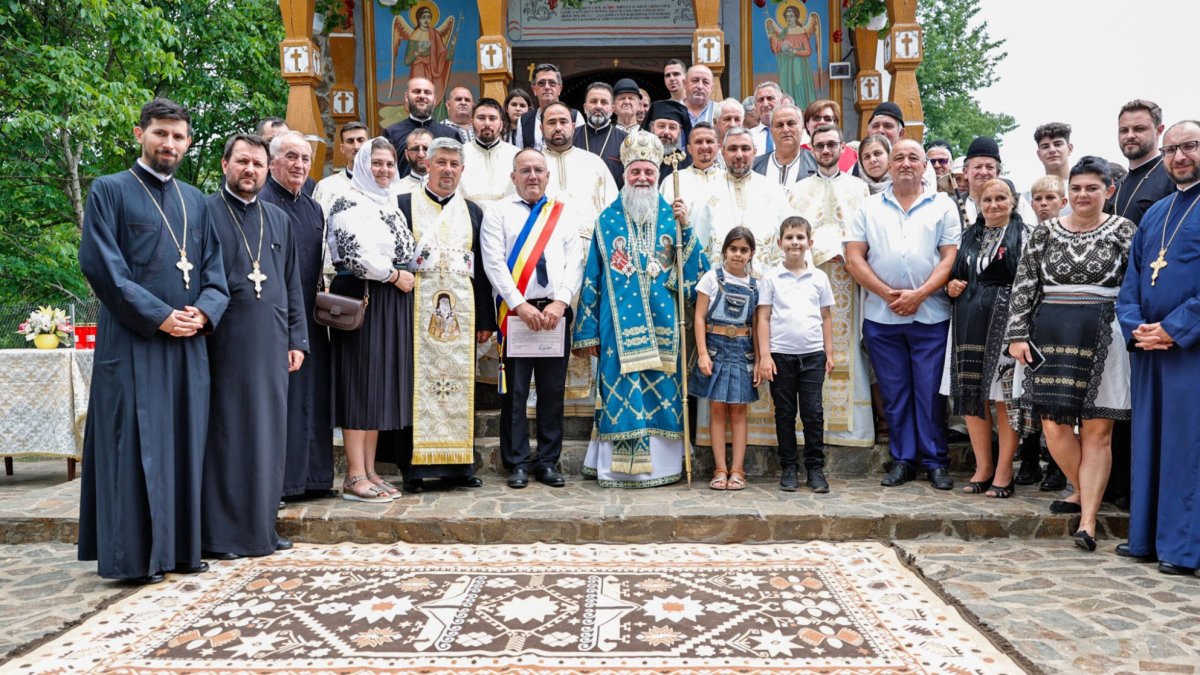 Tradiţii şi sfinţire într-o parohie din Oltenia