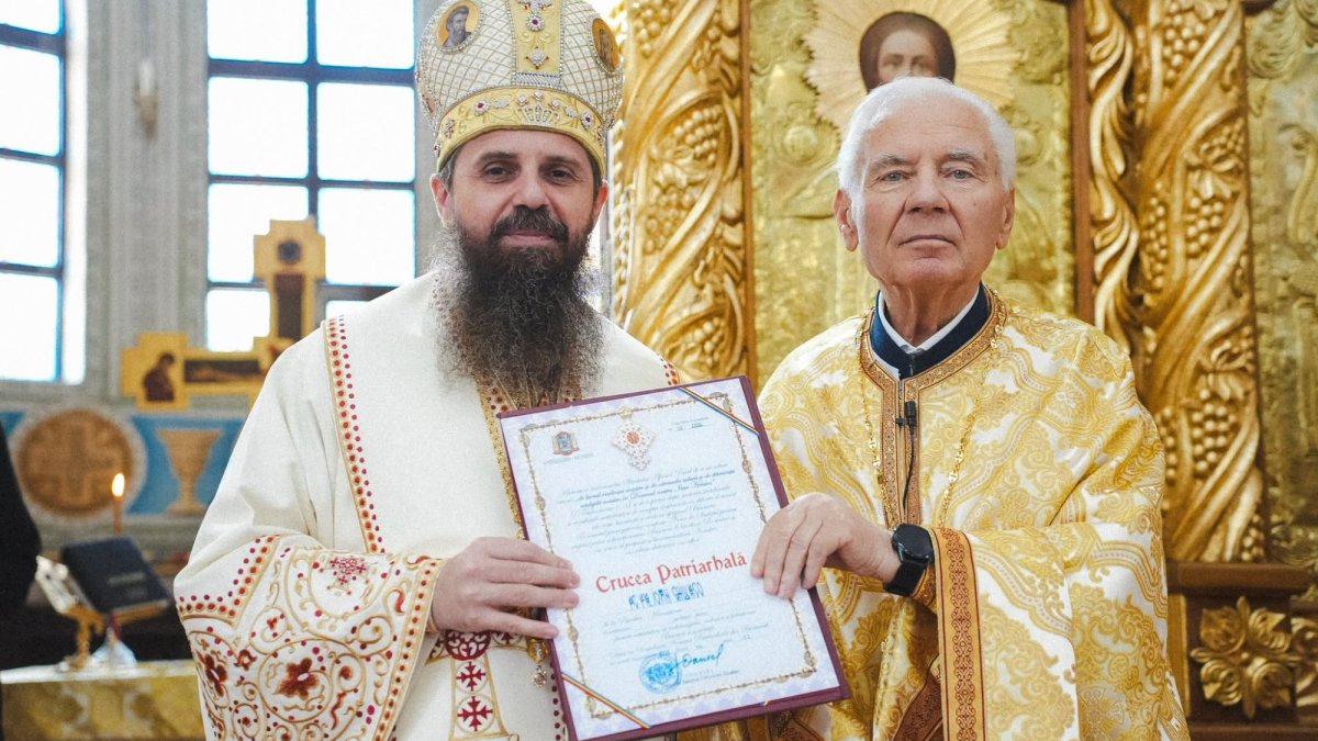 Crucea Patriarhală pentru părintele Ioan Ghiurco