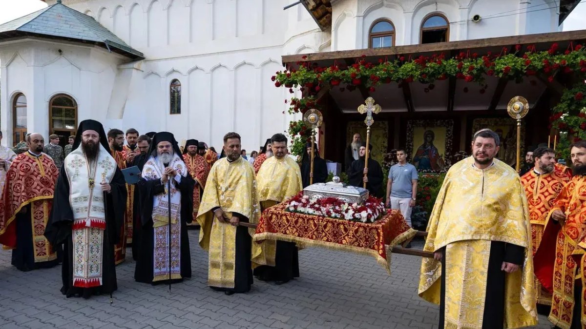 Procesiune în ajunul praznicului ocrotitoarei Episcopiei Hușilor