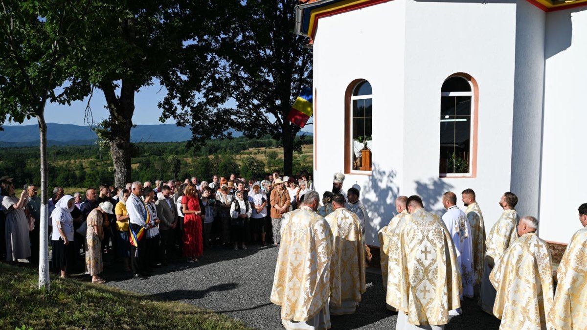 Biserica parohiei hunedorene Obârșa a fost târnosită