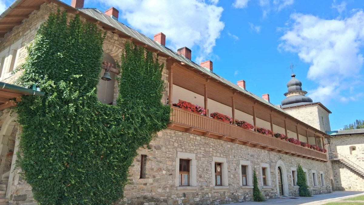 O geografie duhovnicească a Rugului Aprins: Mănăstirea Slatina