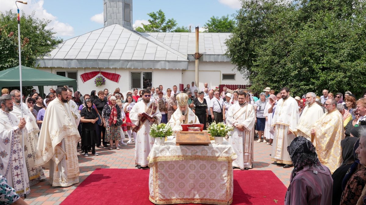 Sfinţirea bisericii dintr-o parohie din judeţul Brăila