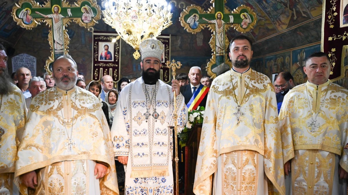 Slujirile ierarhilor hunedoreni în Duminica a șasea după Rusalii