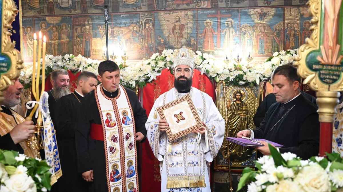 Slujirile ierarhilor hunedoreni în Duminica a șasea după Rusalii