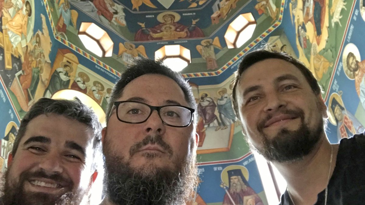 Slujitori ai Sfântului Altar şi pictori bisericeşti