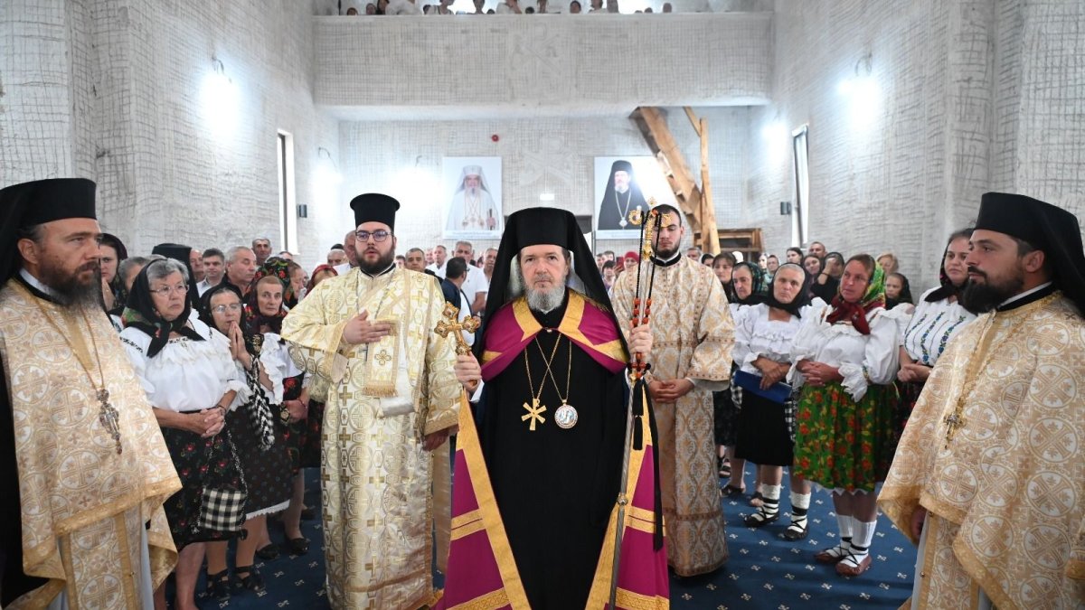Prima Dumnezeiască Liturghie în noua biserică a Schitului Vârtop