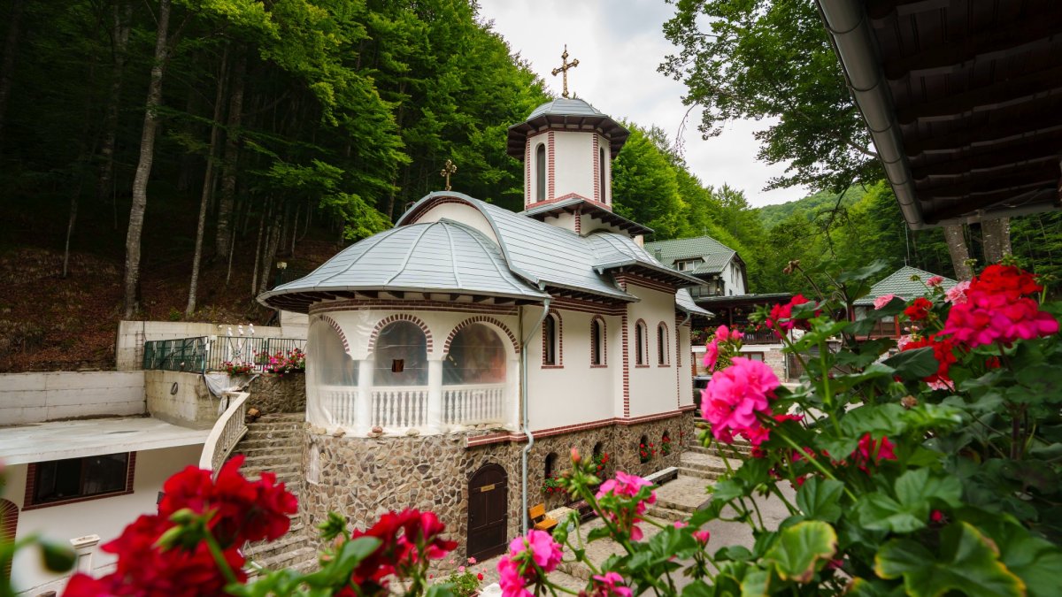 „Călători prin nori” ai Sfântului Pantelimon