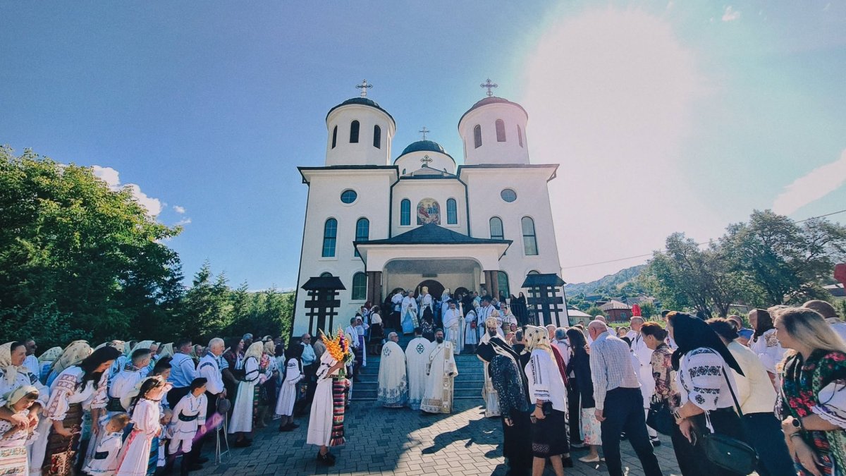 Biserica „Nașterea Maicii Domnului” din Parva a fost sfinţită de doi ierarhi