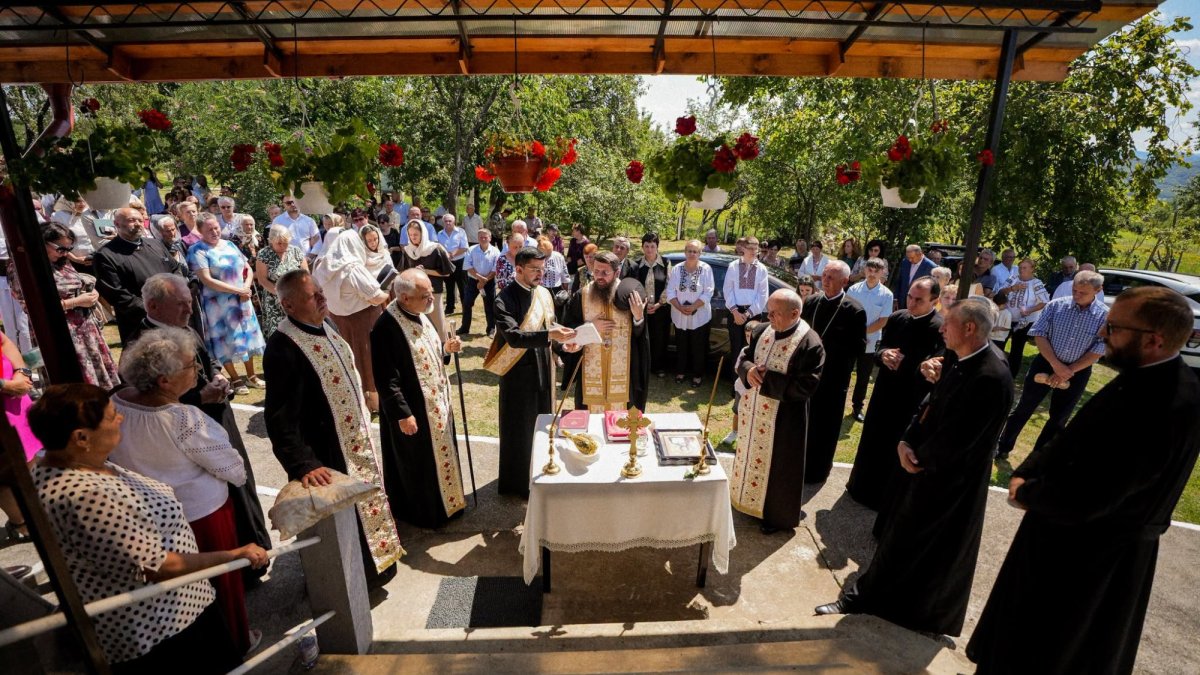 Liturghie arhierească și binecuvântarea casei parohiale din Parohia Poienița, Sălaj