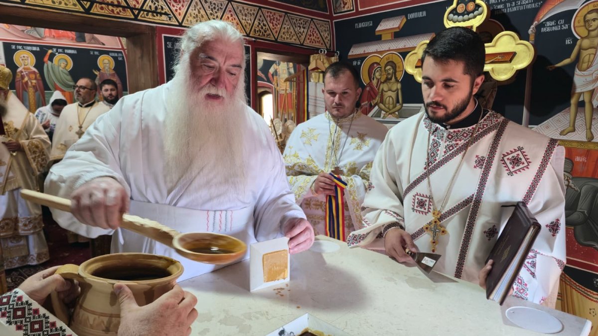 Sfinţirea unei biserici din judeţul Mehedinţi