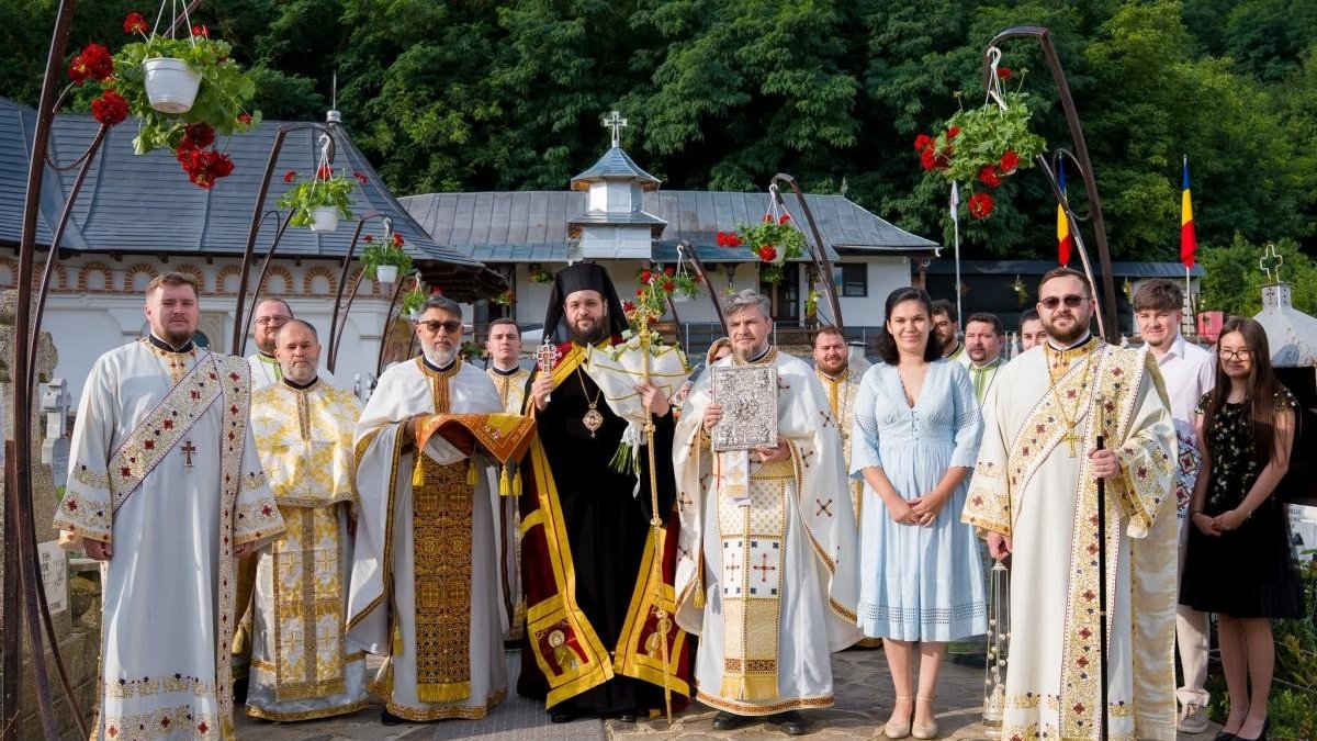 Liturghie arhierească baptismală în Parohia „Crucea de Piatră” din Onești