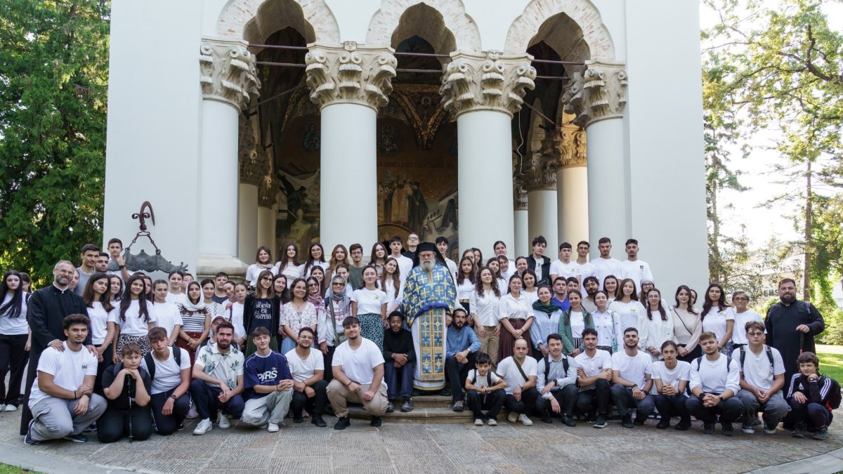Peste 100 de tineri au plecat în pelerinajul sfinților nemțeni