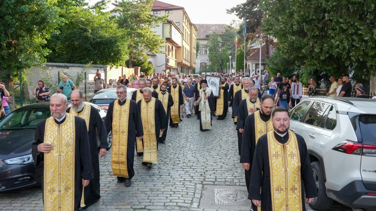 Procesiune cu icoana Maicii Domnului de la Mănăstirea Adam în municipiul Galaţi
