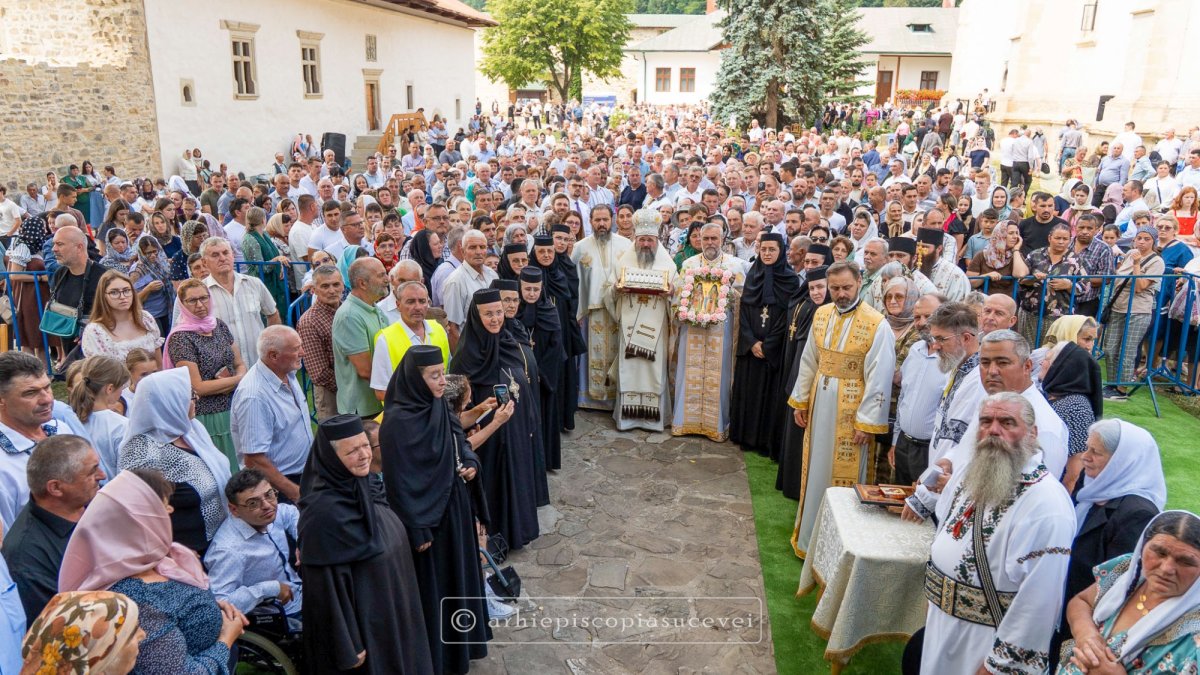 Liturghie arhierească la mănăstirea suceveană Slatina