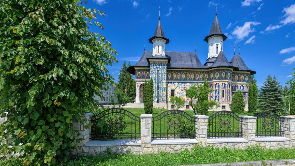 Sclipirile Luminii: Biserica Seminarului Teologic de la Mănăstirea Neamț
