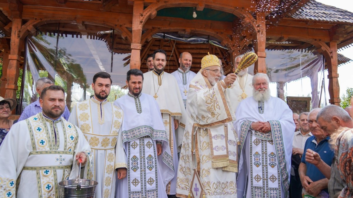 Slujire arhierească pe „Taborul Argeşului”