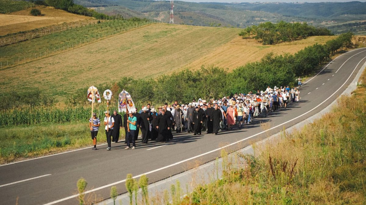 Pelerinii sălăjeni în drum spre Mănăstirea Nicula